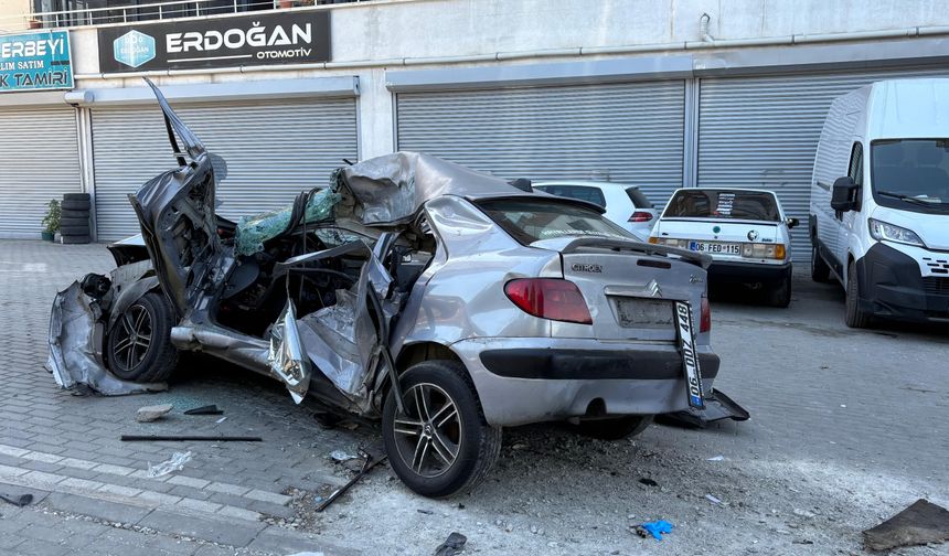 Ankara’da feci kaza: Beton mikseriyle çarpışan otomobil kaldırıma çıktı 1’i ağır 5 yaralı
