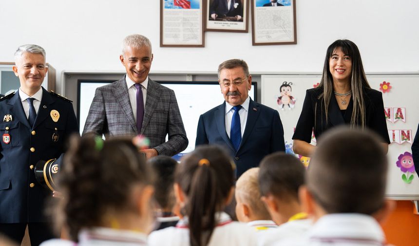 Gölbaşı Belediye Başkanı Odabaşı yeni eğitim öğretim yılının ilk gününde öğrencilerle buluştu