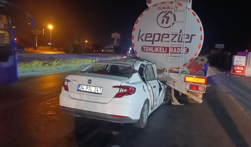 Manavgat'ta feci kaza: Akaryakıt tankerine çarpan otomobil 100 metre sürüklendi!