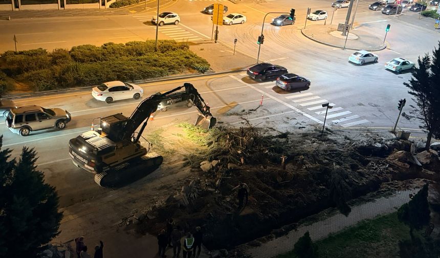 Etimesgut’ta yol çalışması için ağaçların kesilmesine vatandaşlardan tepki: “11 yılda yetiştirdik, 5 dakikada kestiler”