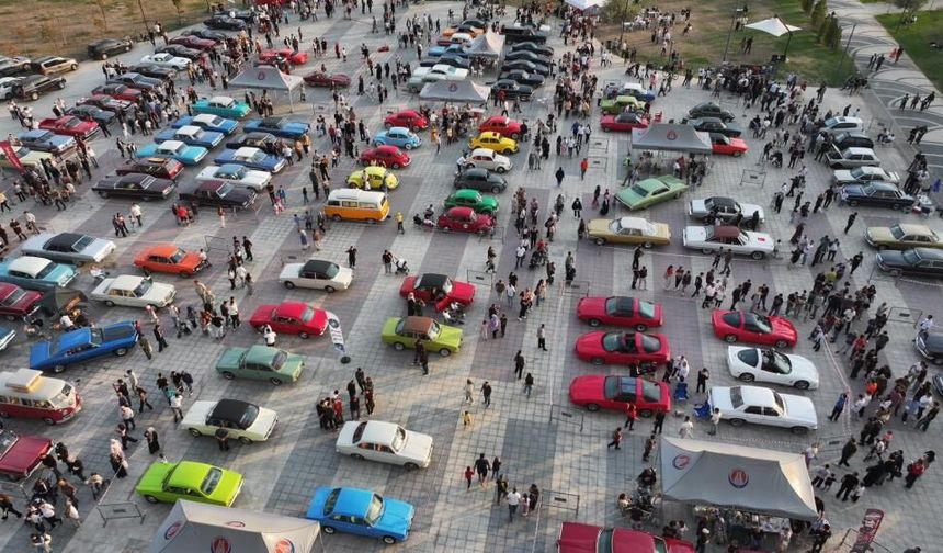 Ankara’da nostalji dolu hafta sonu: Klasik otomobiller Sincan Park'ta sergilendi