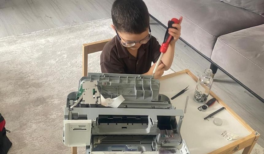Ankara'da minik usta Eymen: Oyuncaklarla oynamak yerine elektronik eşyaların içini açıyor!
