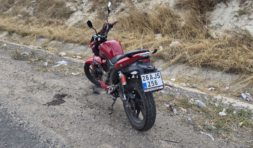 Seyir halindeyken tekeri kilitlendi: Motosiklet sürücüsü yaralandı