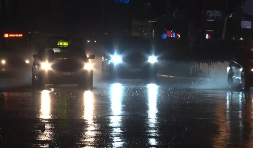 Ankara'da sağanak kabusu... Keçiören'de apartmanların giriş katlarını lağım suyu bastı!