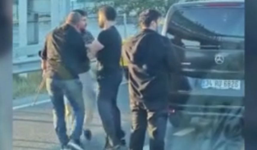 Kağıthane'de kaza sonrası ortalık karıştı: Yumruk ve sopalar havada uçuştu!