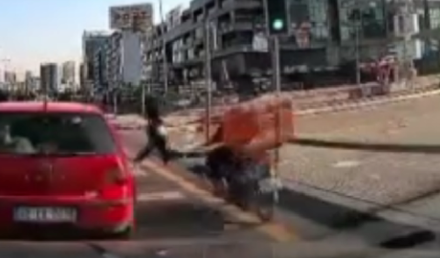 Ankara'da yürekleri ağza getiren kaza: Motosikletli kurye genç kıza böyle çarptı!