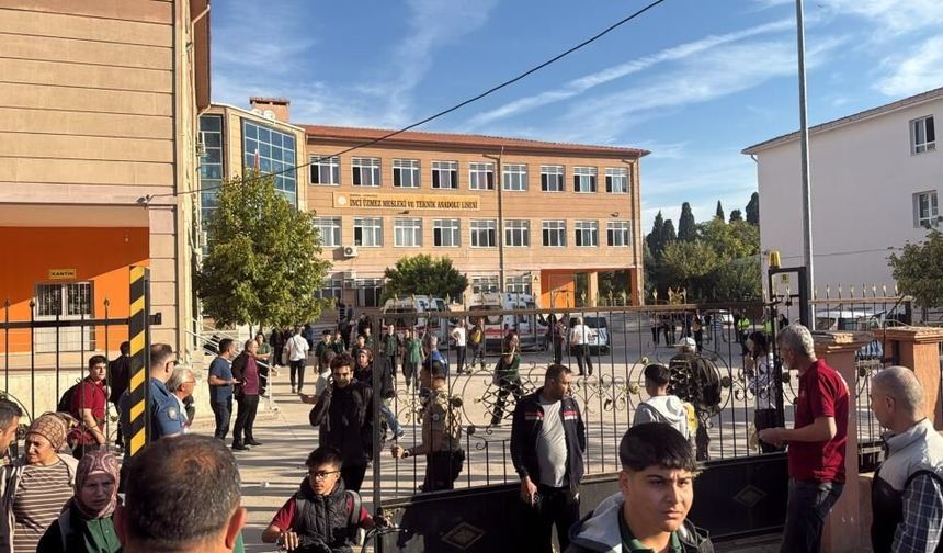 Turgutlu'daki silahlı saldırının olduğu okulda velilerin bekleyişi sürüyor