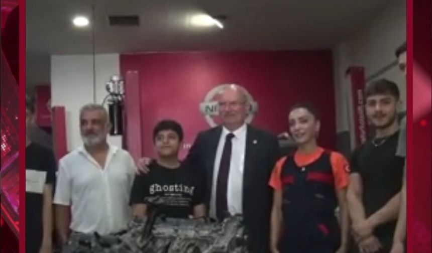 ATO Başkanı Baran, kadın oto ustası Fatma Kuşçu ile motor tamirine katıldı