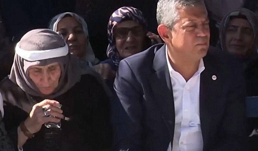 Ardahan’da Özgür Özel’e dikkat çeken ikram: Okuyup üflediği suyu uzattı