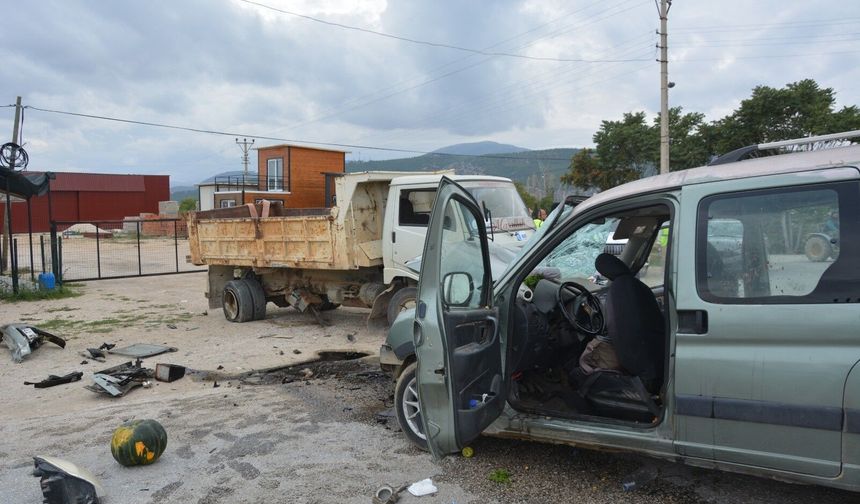 Karayolunda can pazarı: İki kamyonet çarpıştı 1 kişi öldü, 2 kişi yaralandı
