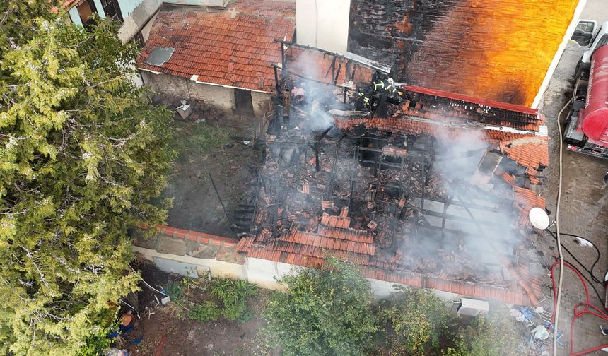 Annesinin evini kundakladığı iddia edildi: 26 yaşındaki kadın aranıyor