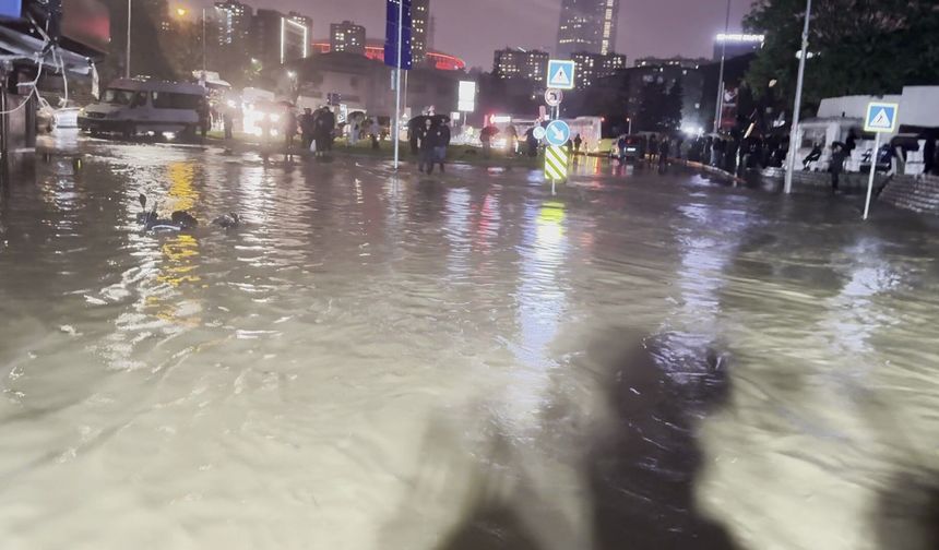 Metropolde sağanak kabusa dönüştü! Yüzlerce noktayı su bastı, 2 kişi hayatını kaybetti