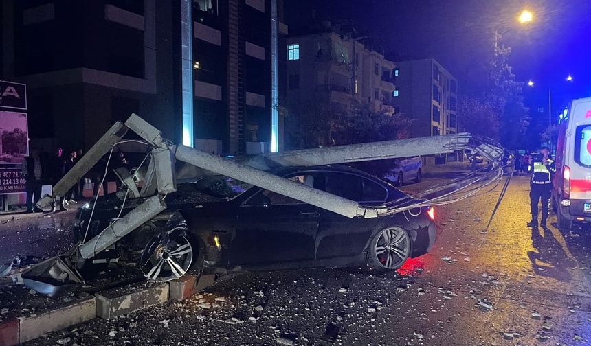 Karaman’da otomobil aydınlatma direğine çarptı: 2 yaralı