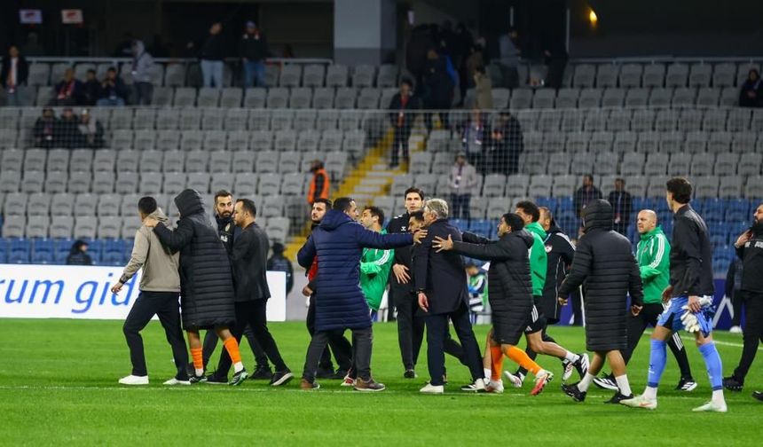 Başakşehir-Gaziantep FK maçının ardından saha karıştı: Teknik adama kırmızı kart!