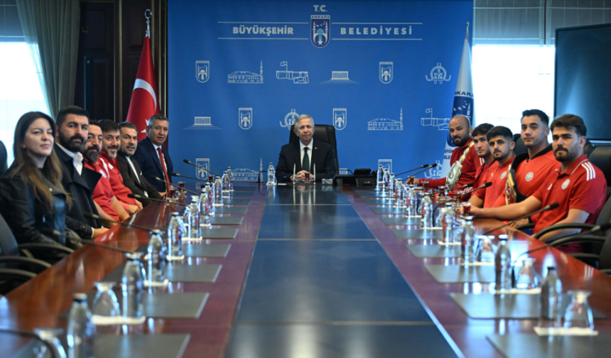 Ankara'da şampiyon pehlivanlara Başkan Yavaş'tan destek: "Türkiye'nin yüzünü güldürüyorsunuz"