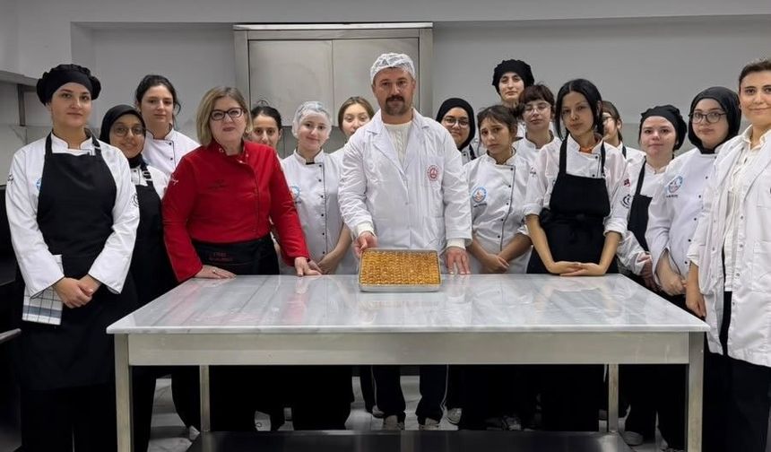Ankara'da geleceğin baklava ustaları yetişiyor: Öğrenciler üretime katıldı!