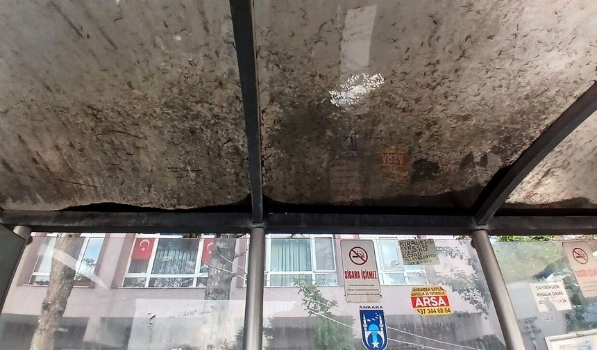 Mamak’taki EGO durağı bakımsız görüntüsüyle dikkat çekiyor